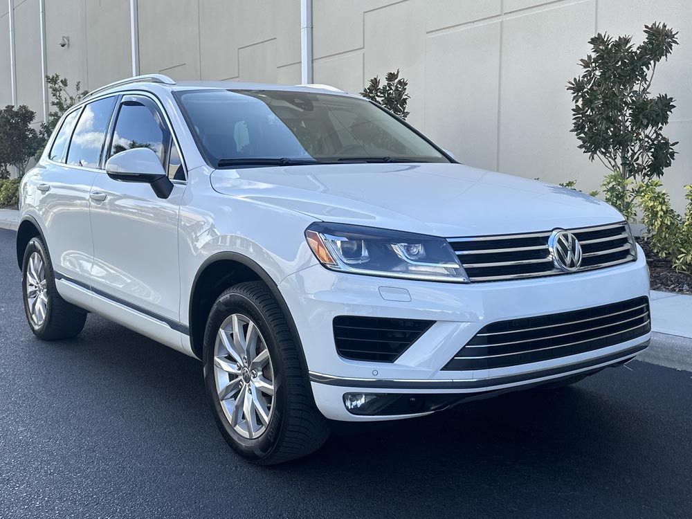 2016 Volkswagen Touareg - Image 2