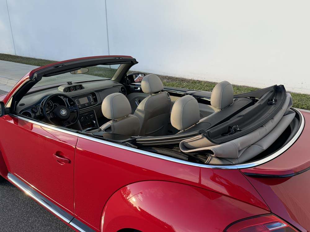 2013 Volkswagen Beetle - Image 16